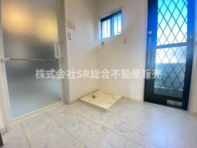 稲田本町2丁目中古戸建の脱衣所|室内洗濯機置場もあり明るく、広めの脱衣場です！