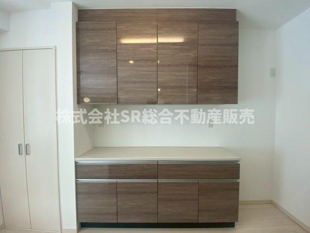 稲田本町2丁目中古戸建のキッチン|同系色のカップボード付いてます♪