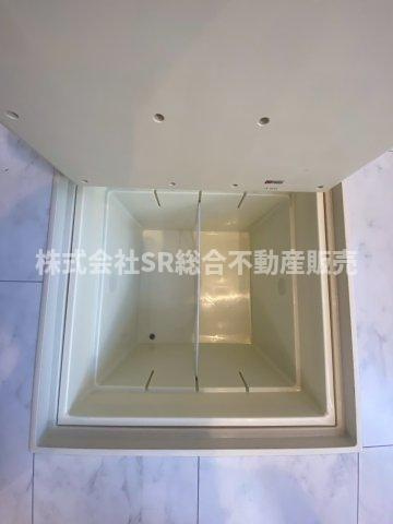 稲田本町2丁目中古戸建のキッチン|キッチンには床下収納もございます