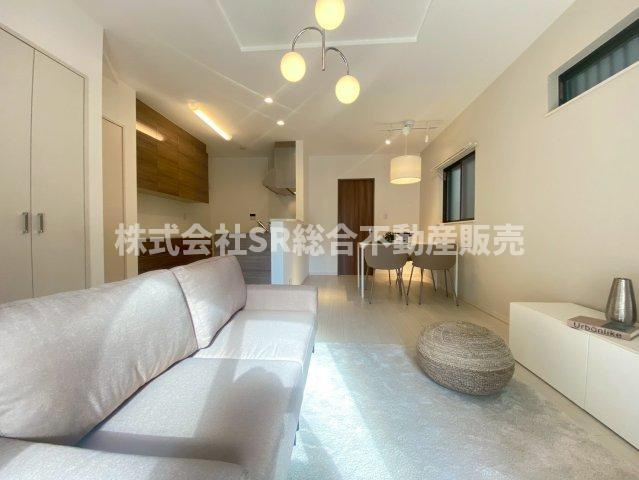 稲田本町2丁目中古戸建の居間・リビング|開放感のあるリビングで家族団らんの時間をお過ごしください。