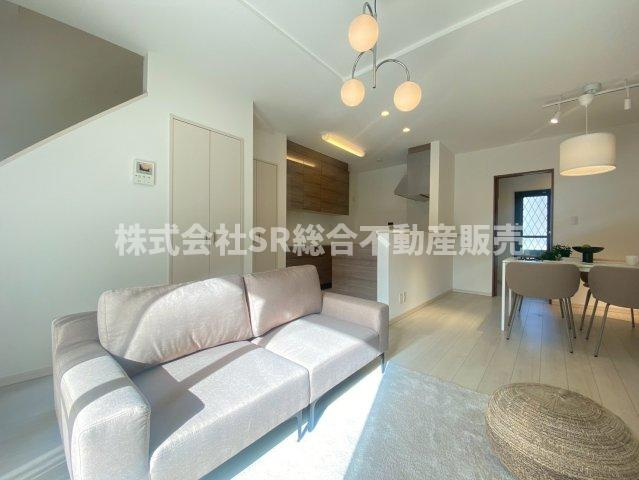 稲田本町2丁目中古戸建の居間・リビング|リビングは広々15帖♪ご家族でゆったりとお過ごしいただける空間です！