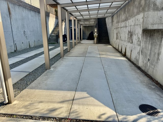 阪南市桃の木台7丁目　中古戸建の駐車場|車も２～3台停まります。カーポート付のゆとりあるカースペースが魅力
