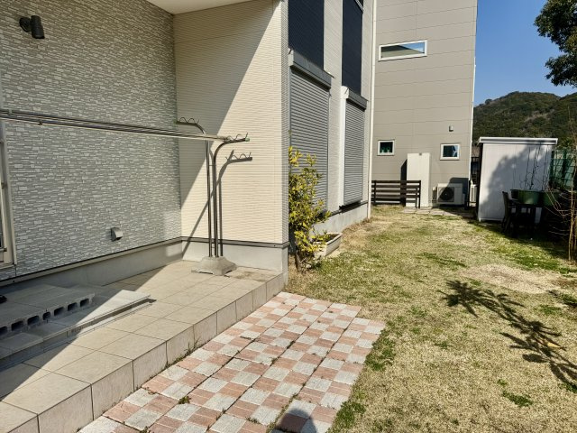 阪南市桃の木台7丁目　中古戸建の庭|物干しも充実しておりますので　お洗濯物が多い時でも安心。