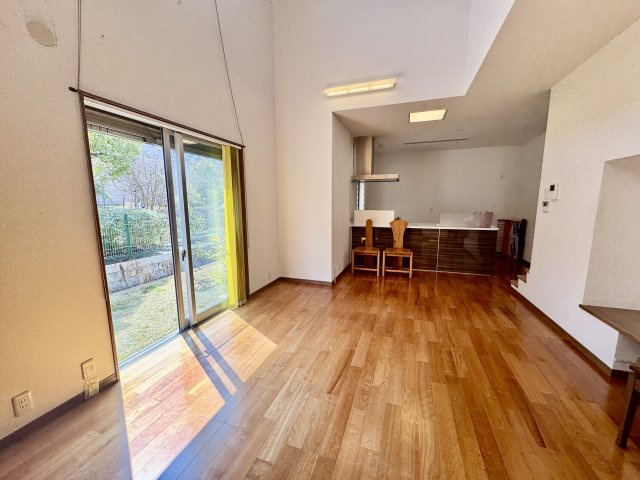 阪南市桃の木台7丁目　中古戸建の居間・リビング|家事動線もスムーズな対面式キッチン。デザイン性だけでなく日々の暮らしやすさにもこだわった住まいです。
