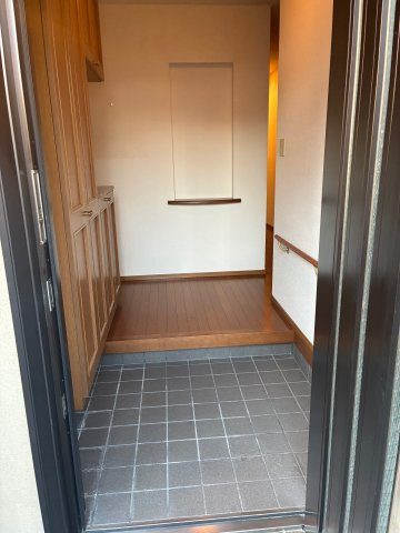 畑原通1丁目中古戸建の玄関|落ち着いた木目調のデザインと機能的なニッチはインテリア小物や観葉植物を飾れます。家の顔にふさわしい清潔感溢れる空間です。