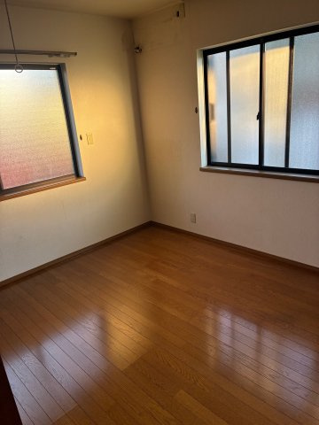 畑原通1丁目中古戸建の洋室|1階約6.2畳の洋室です。収納も多数ありです♪