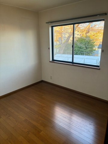 畑原通1丁目中古戸建の洋室|約5.2畳の納戸です。書斎としても有効に活用できます。