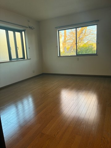 畑原通1丁目中古戸建の洋室|プライバシーに配慮した型ガラスお窓を採用。外からの視線を気にせず、たっぷりの陽光を取り込める設計です。