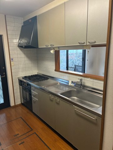 畑原通1丁目中古戸建のキッチン|調理スペースも広く、無駄のない動線で調理に集中できる設計。窓からの採光もあり、手元を明るく照らします。