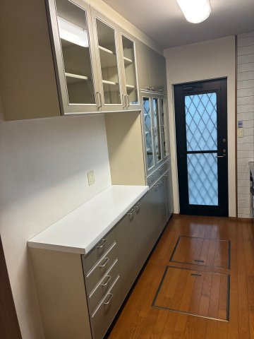 畑原通1丁目中古戸建のキッチン|豊富な吊戸棚とワイドなカウンター。家電や食器を効率よく収納でき調理スペースを常に広く保てます。