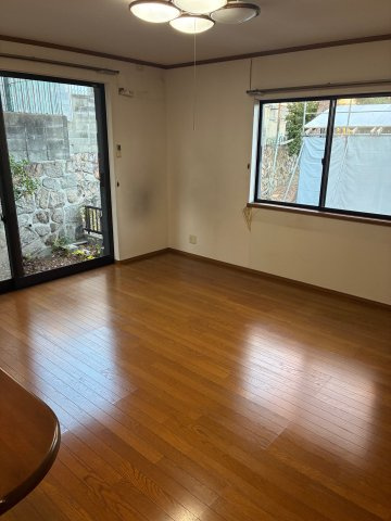 畑原通1丁目中古戸建の居間・リビング|柔らかな陽光が注ぐ心地よい空間。二面採光で通風も良く、どんなインテリアにも馴染むフローリング仕様です。