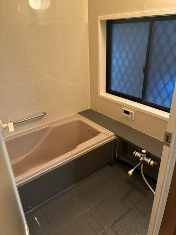 畑原通1丁目中古戸建の浴室|自然光が差し込み湿気対策も万全。一日の疲れをゆったりと解き放つ癒しのリラックス空間です。