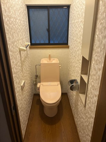 畑原通1丁目中古戸建のトイレ|1階のお手洗いです。温水洗浄便座付きとなっております。