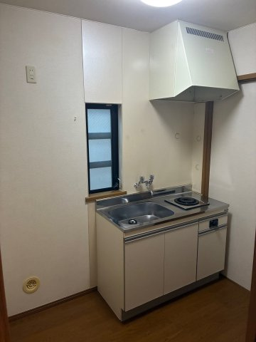 畑原通1丁目中古戸建のキッチン|二階にある機能的なミニキッチン。二世帯住宅のサブキッチンや、趣味のスペースとしても重宝するコンパクトな設計です。コンロとシンクが機能的に配置されており、軽食作りや洗い物もスムーズに行えます。