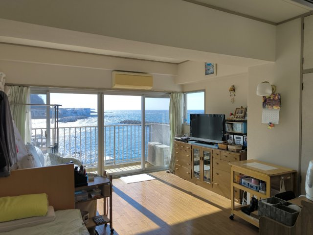 海見え！ライオンズリゾートマンション芦名　4階の居間・リビング|リビングから海を一望