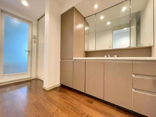 シティパル武蔵野の洗面所|ゆとりある広さのパウダールーム。洗面台はワイドサイズで収納もたっぷり！