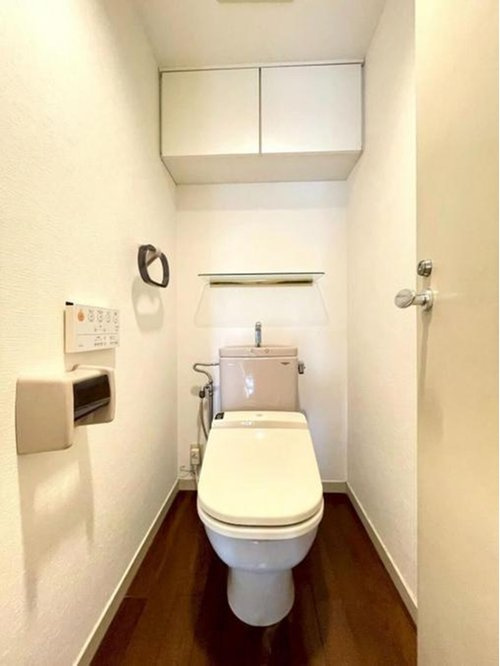 シティパル武蔵野のトイレ|ウォシュレット機能完備。吊り戸収納つきでストック品やお掃除用具もスッキリ片付きます。