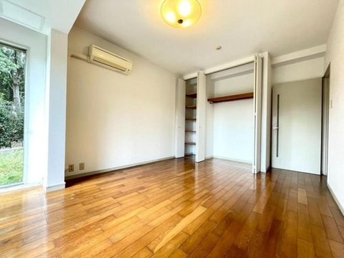 シティパル武蔵野の洋室|《1階洋室》9帖の主寝室。こちらのお部屋専用のテラス付き。収納もたっぷりが嬉しいですね♪