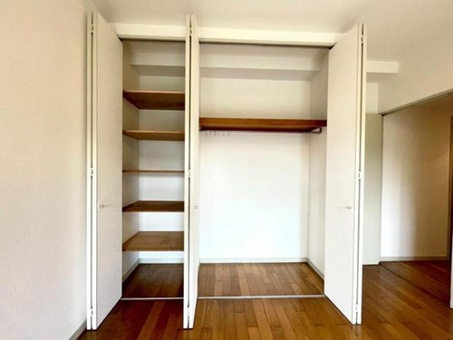 シティパル武蔵野の洋室|主寝室には収納が2カ所！お部屋がより広く使えますね。