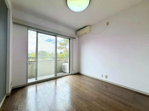 シティパル武蔵野の洋室|《2階洋室》2階5.2帖洋室。南側ワイドバルコニーに出入りが出来ます。