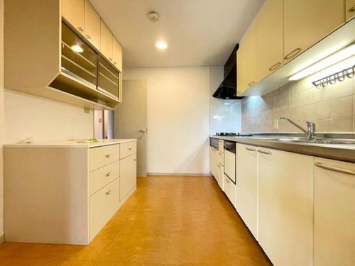 シティパル武蔵野のキッチン|《キッチン＆カップボード完備》やさしい色合いのホワイトカラーで統一されたキッチン。カップボード完備で収納力も豊富