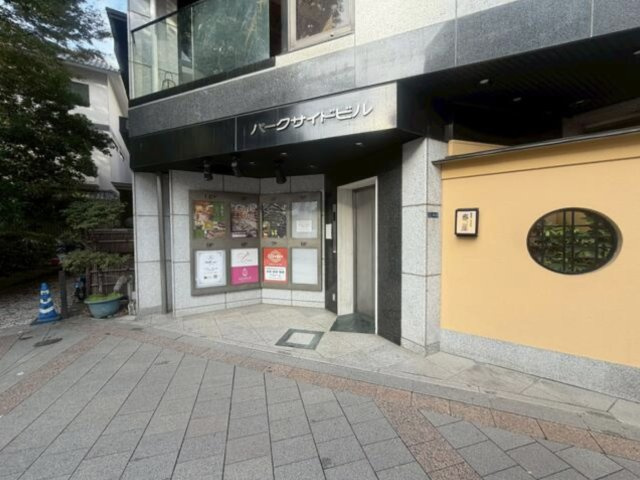 パークサイドビルのエントランス