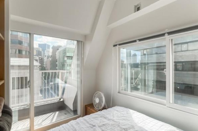 【洋室】 | グレイス高田馬場 | 窓をあけると通り抜ける風。清々しく心地よいそよ風が、この空間を涼やかに。