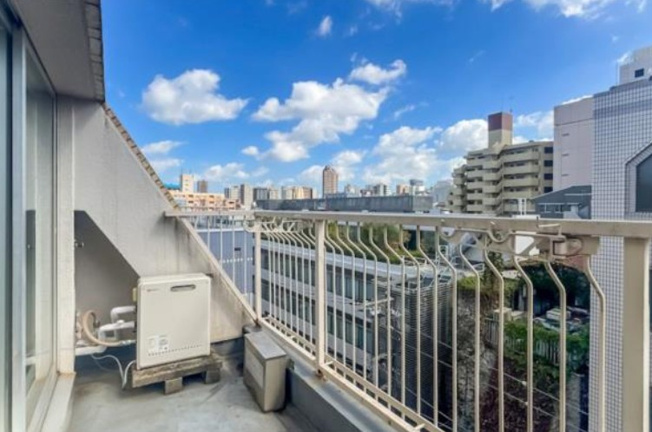 【バルコニー】 | グレイス高田馬場 | 充分な広さと幅が確保されたバルコニー。天気が良い日には太陽の陽が差し込み、心地よいバルコニーです。