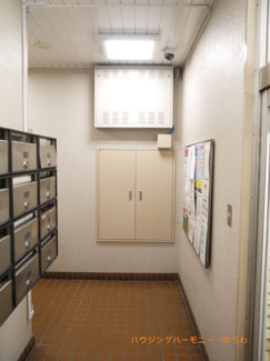 【その他共用部分】 | 清潔感と歓迎感があるエントランスホールとなります。
