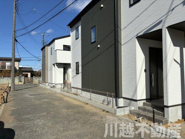 使い方自由なフリースペースつきの前面道路含む現地写真