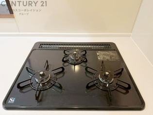 多数の調理器具を同時に使用でき、料理の効率化が可能。省エネで節約になり、様々な料理スタイルに適応できます。また、火力調整が独立しており、手入れや掃除もしやすく、今よりもっとお料理が楽しくなるかも。