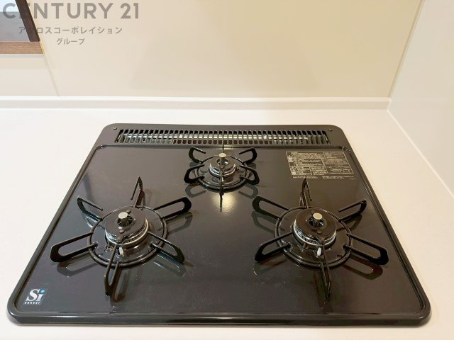 多数の調理器具を同時に使用でき、料理の効率化が可能。省エネで節約になり、様々な料理スタイルに適応できます。また、火力調整が独立しており、手入れや掃除もしやすく、今よりもっとお料理が楽しくなるかも。