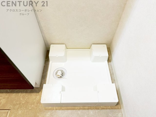 洗濯物の仕分け作業がしやすく、整理整頓が容易になります。洗濯音や湿気を他の部屋に持ち込まず、生活環境を快適に保ちます。上部を活用すれば収納スペースを確保でき洗剤や洗濯用品の整理もしやすくなります。