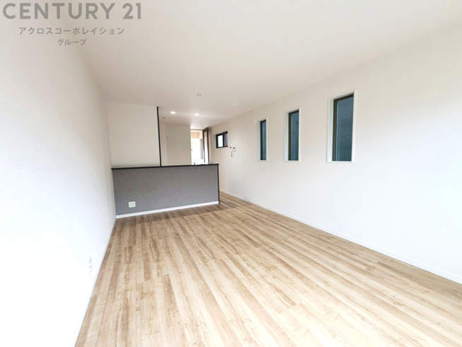 キッチン前のダイニングスペース　カウンターキッチンから料理の受け渡し等に便利です。ダイニングセットを置いても十分な広さを確保。
