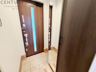 大きな玄関収納付きの玄関です　家族皆様の履物をしっかり収納できます