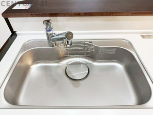 大きなシンクでお鍋などの大きな調理器具を洗う際にも便利です。