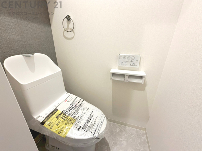 化粧品や洗顔料、歯ブラシなどの必需品をまとめて置ける収納スペースがあり、使用するたびに取り出す手間が省けます。また、水回りのため、濡れても大丈夫な素材が使用されており、お手入れが簡単です。