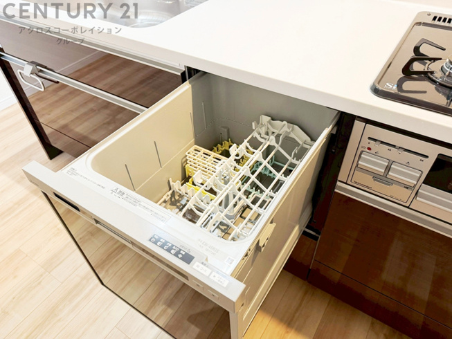 手洗いに比べて時間や労力を節約できることです。また、高温のお湯で洗浄されるため、雑菌や細菌を殺菌する効果もあります。さらに、乾燥機能があるため、手で拭く手間も省け衛生的に保管できます。