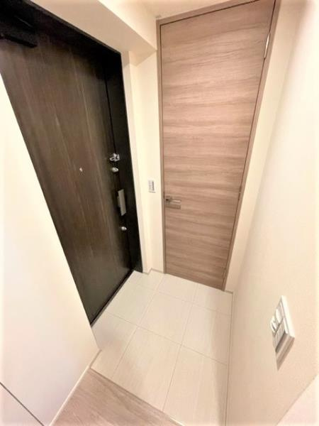 白金ザ・スカイ東棟の玄関