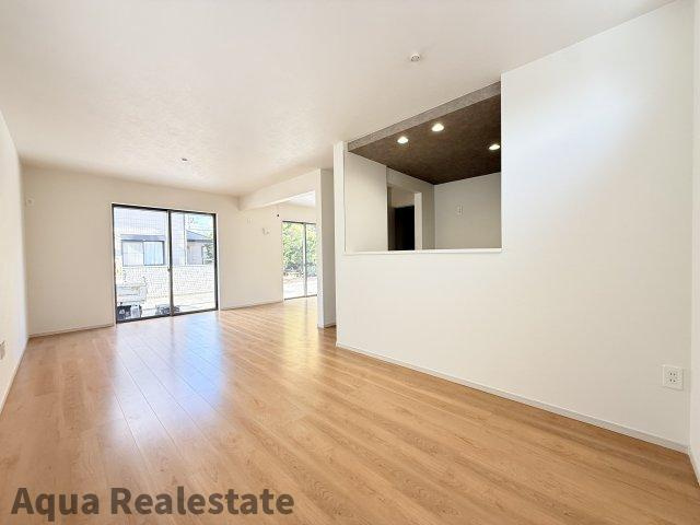 高松市三条町新築戸建の居間・リビング|ゆったり過ごせるリビングです