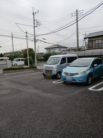 サニーフォレストの駐車場