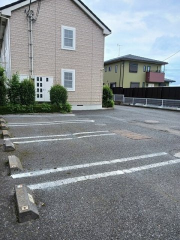 サニーフォレストの駐車場