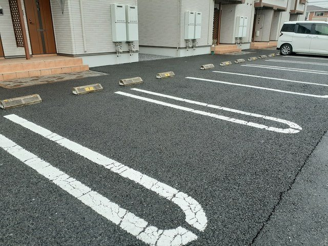 アンジュ・ブローテＢの駐車場