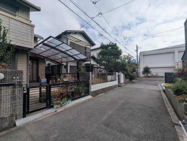 パークライフ上大市5丁目の前面道路含む現地写真|接道間口約7.6m、道路幅員約4.4m公道