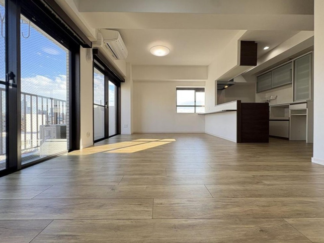 【居間・リビング】 | シティハイツ大山 | 太陽の光をスマートにリビングへ。時によって変化をもたらす採光。