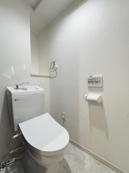 【トイレ】 | シティハイツ大山 | 清潔な空間であって頂けますように、汚れをふき取り易いフロアと壁紙をチョイス致しました。