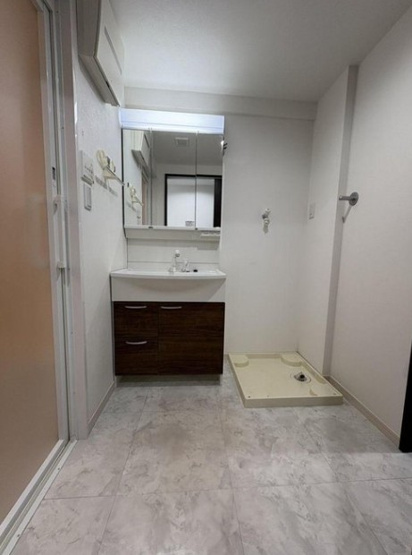 【独立洗面台】 | シティハイツ大山 | 洗髪洗面化粧台です。3面鏡が備わった洗面化粧台。ボウルとカウンターはお手入れのしやすい一体型です。