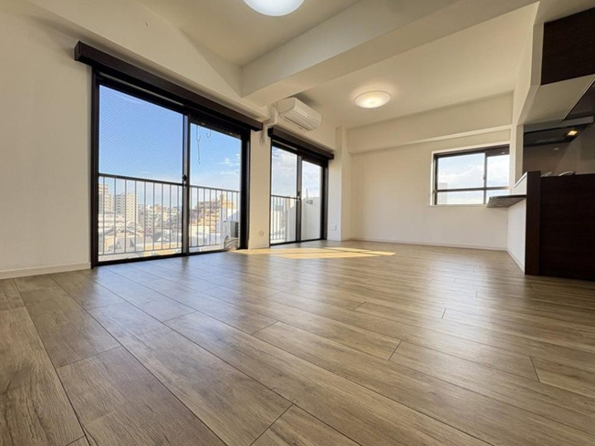 【居間・リビング】 | シティハイツ大山 | 太陽の光をスマートにリビングへ。時によって変化をもたらす採光。