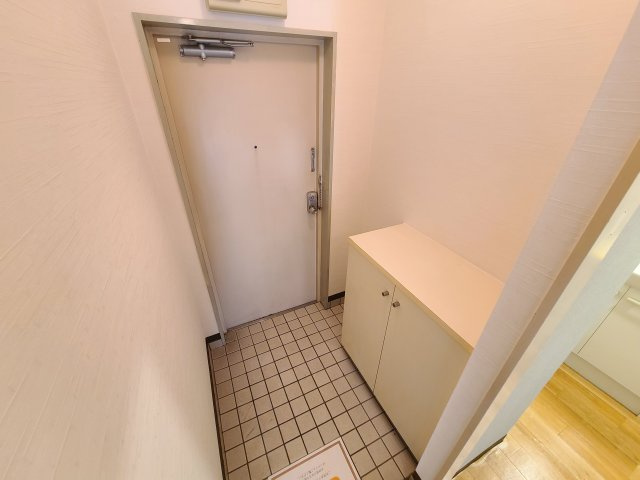 ゴールドマンション小熊ＰＡＲＴ１の玄関|★広めの玄関スペース・シューズボックスを設置★