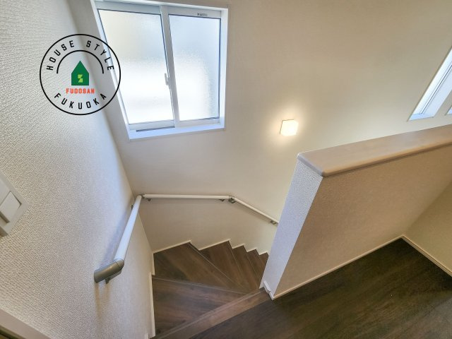 福岡市西区横浜1丁目第1-6棟（2号棟）の内装|＜手すり付階段＞手すりがないと階段の昇り降りで危険なことはもちろん、壁に手をつきながら歩くことで壁紙が汚れやすくなります。すべての方に快適に昇り降りしていただくため、手すりを設置しました。